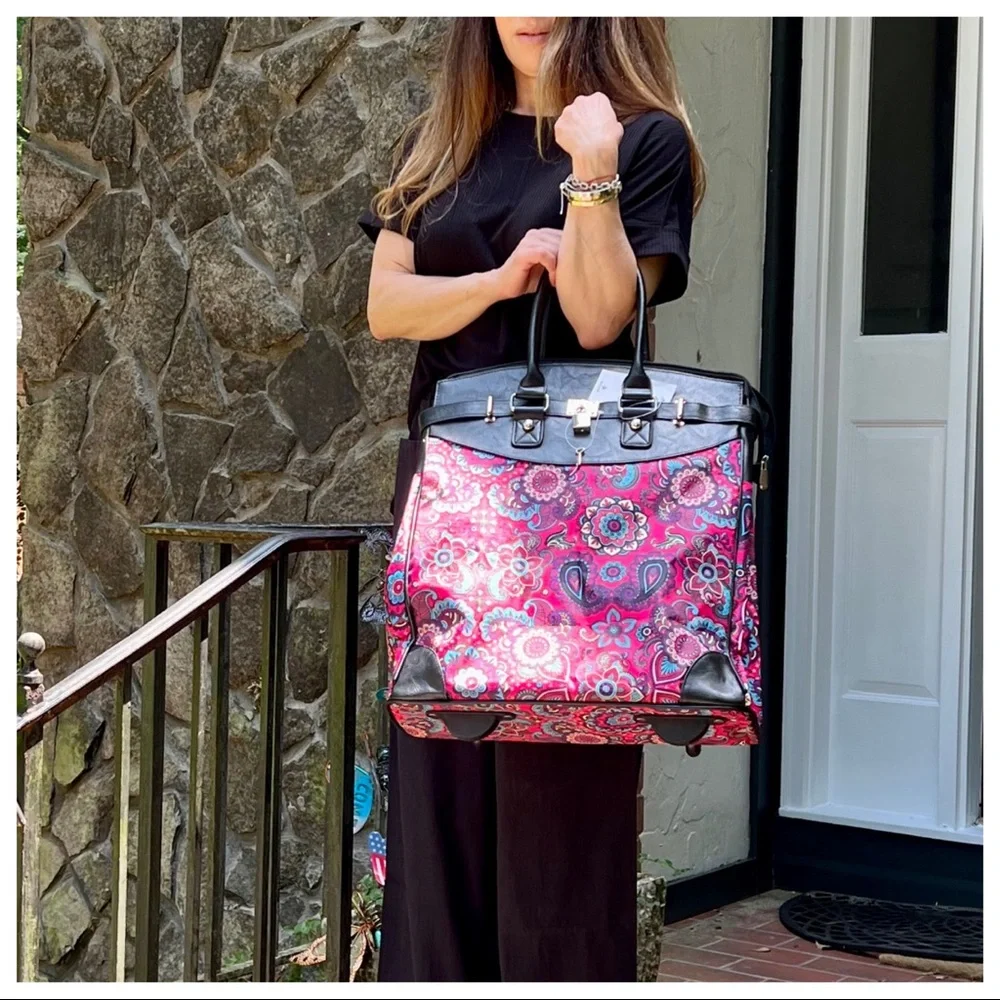 The Perfect Must Have Chic Stylish Travel Roll Bag - Picture 4 of 10